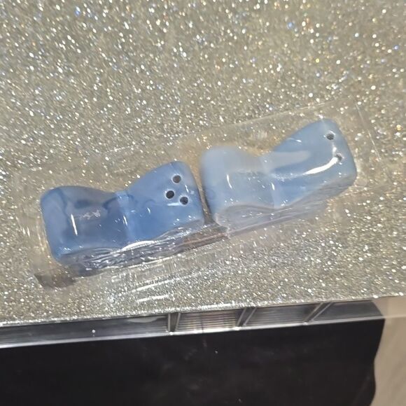 Dolly Parton Ceramic Butterfly Salt & Pepper Shakers - Picture 7 of 7